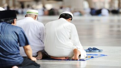 هل البلوغ شرط في صحة الإمامة للصلاة؟